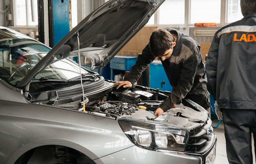 Російський «АвтоВАЗ» тоне в економічній кризі і новому скандалі з дилерами